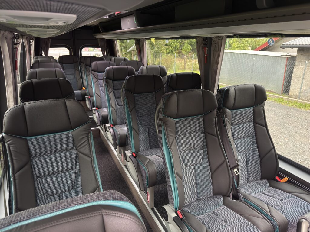 Siedzenia w Mercedes Sprinter 19 osobowy, idealny do szkół i grup zintegrowanych na wynajem