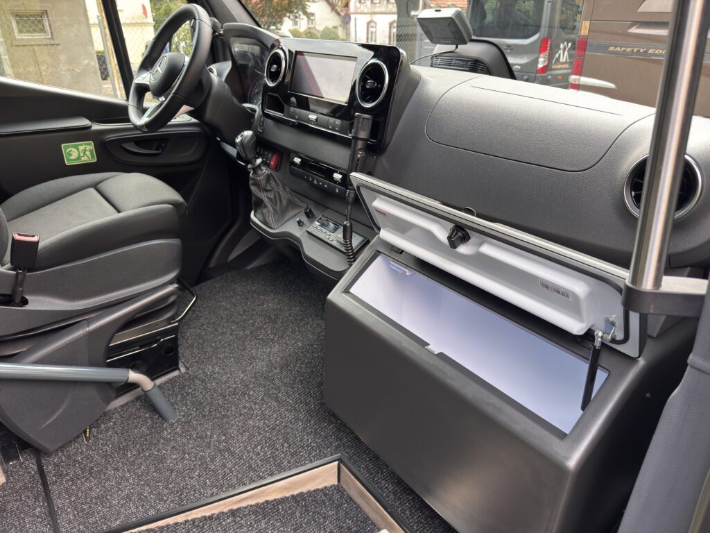 Nowy autobus 19 osobowy Mercedes Sprinter na wynajem