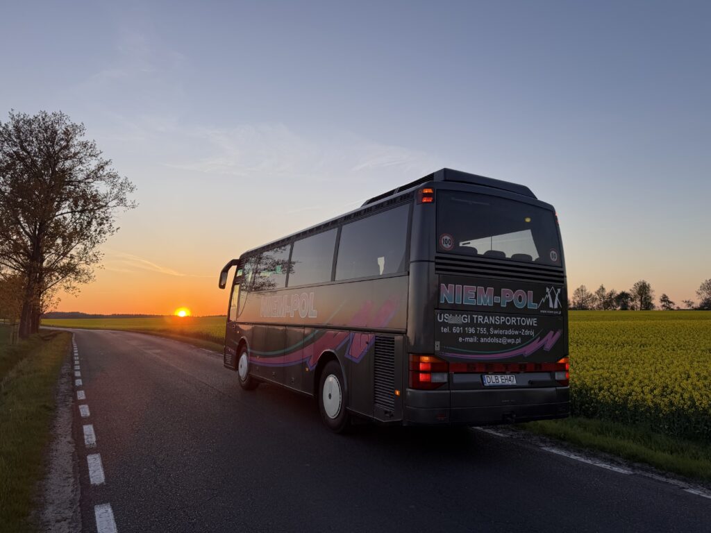 Autobus dla grupy do 35 osób na wynajem ze Świeradowa-Zdroju i okolic