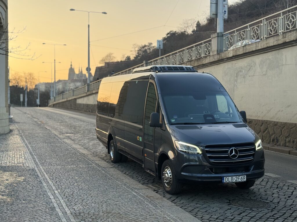 Mercedes Sprinter autobus na wynajem na wycieczki zagraniczne