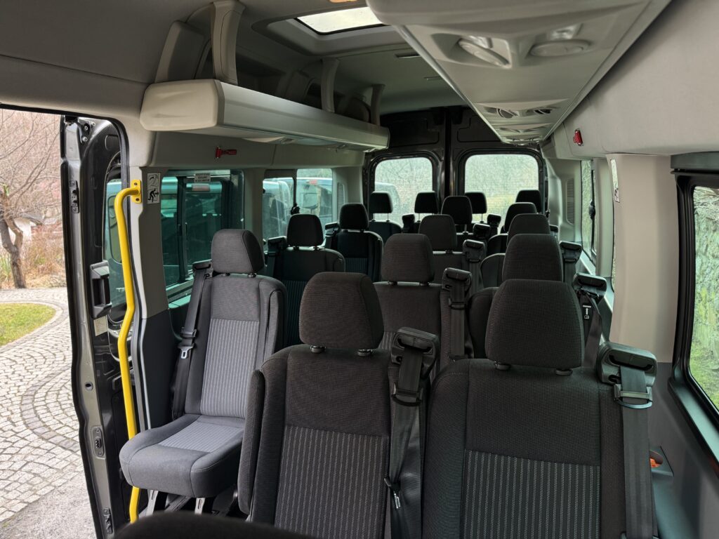Wnętrze autobusu Ford Transit na wynajem ze Świeradowa-Zdroju. Autobus idealny dla szkół i grup zorganizowanych