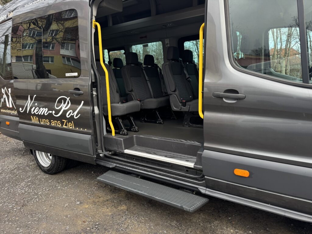 Próg ułatwiający wejście do autobusu Ford Transit. Autobus na wynajem z kierowcą ze Świeradowa-Zdroju